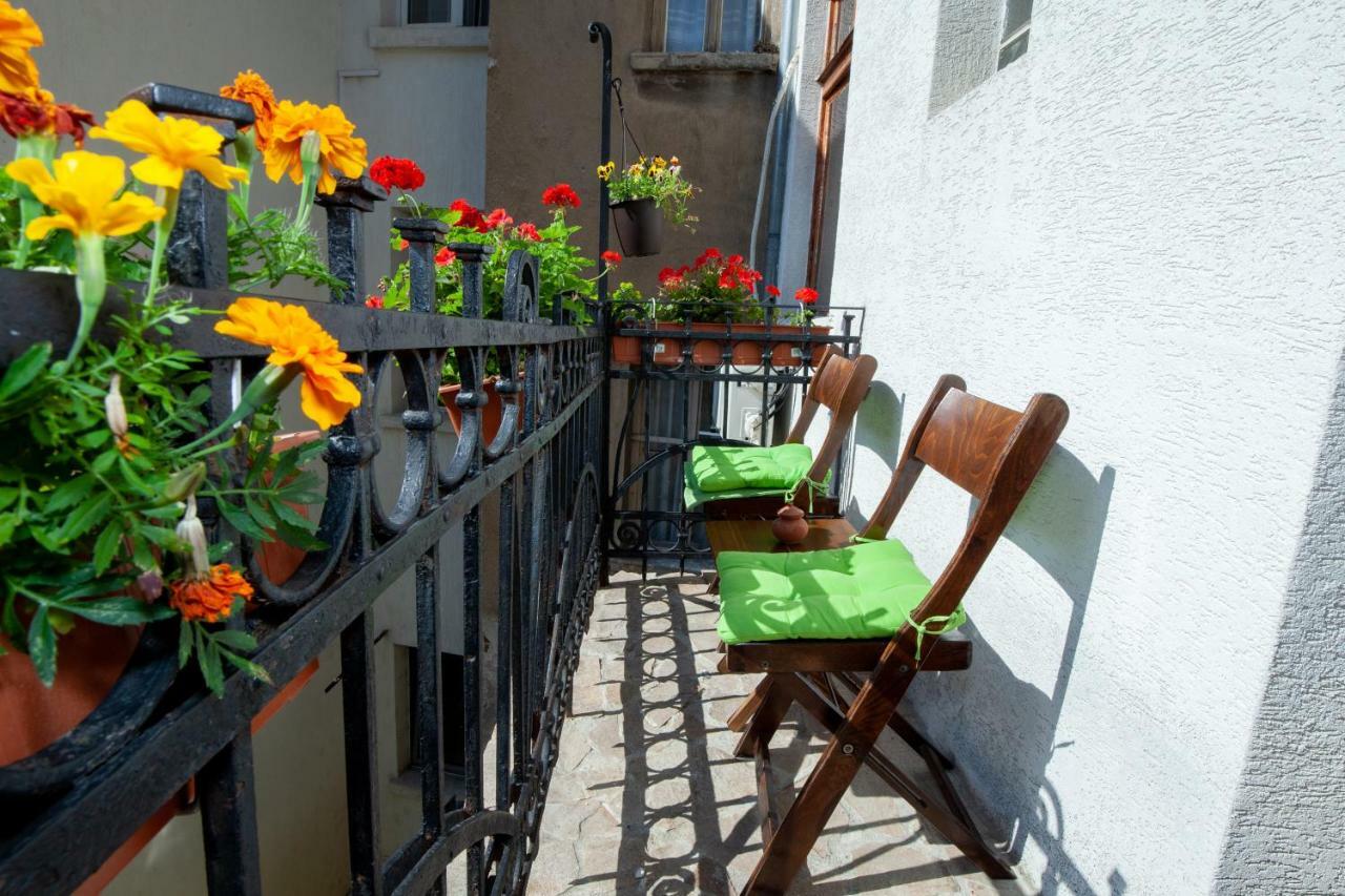 Time Traveling Apartment Sofia City Bagian luar foto