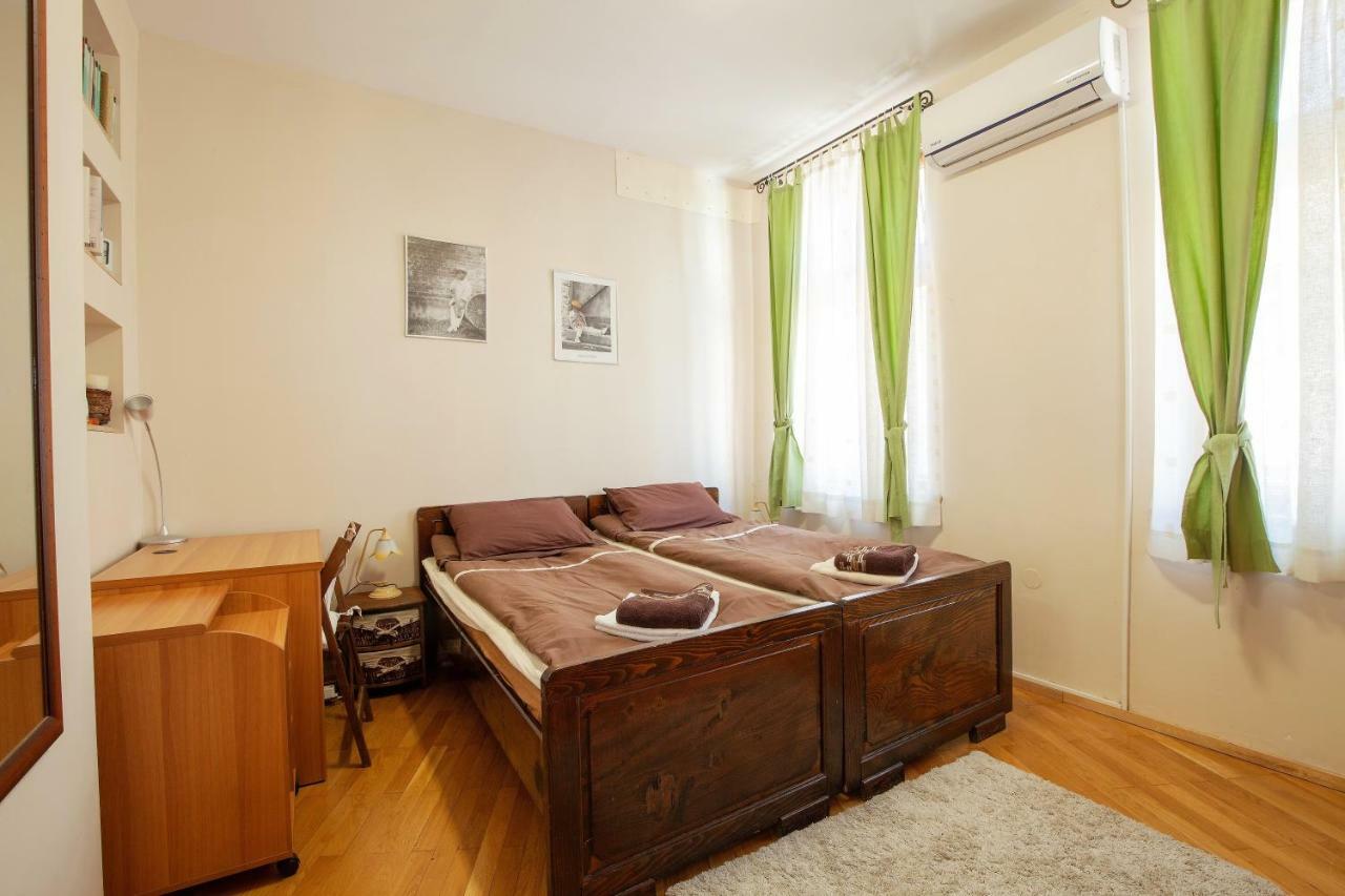 Time Traveling Apartment Sofia City Bagian luar foto